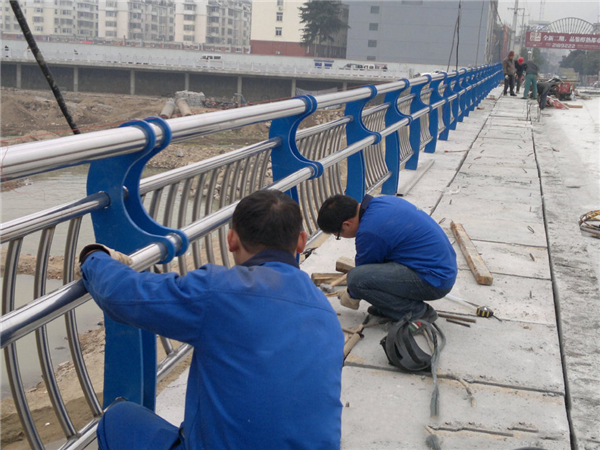 山东不锈钢河道护栏的特性及其在城市景观中的应用