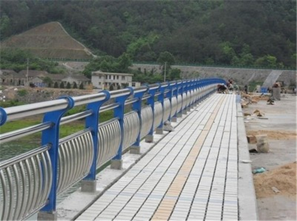 山东不锈钢桥梁护栏的特性及其在现代建筑中的应用